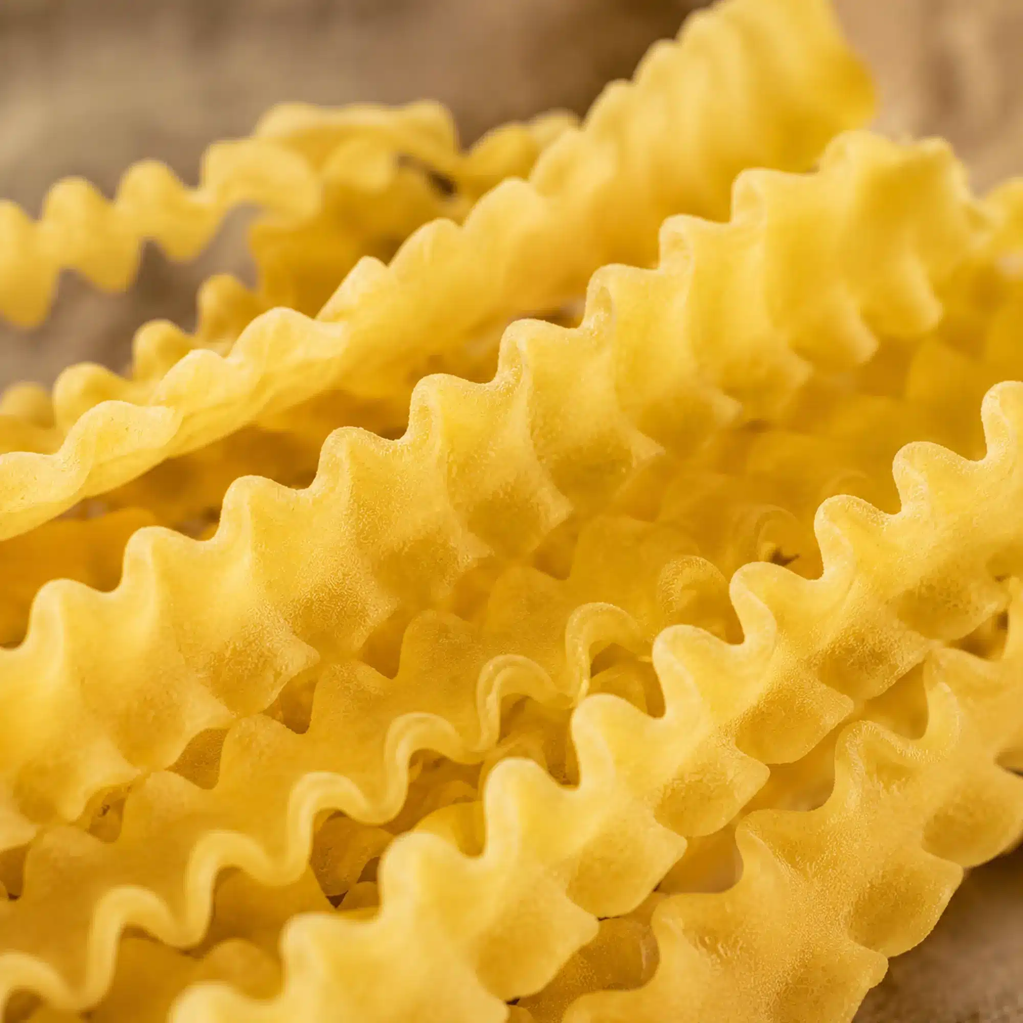 Los mafaldine son una forma especial de pasta larga que se presentan como tagliatelle más grandes y con el borde lateral rizado para capturar bien la salsa.