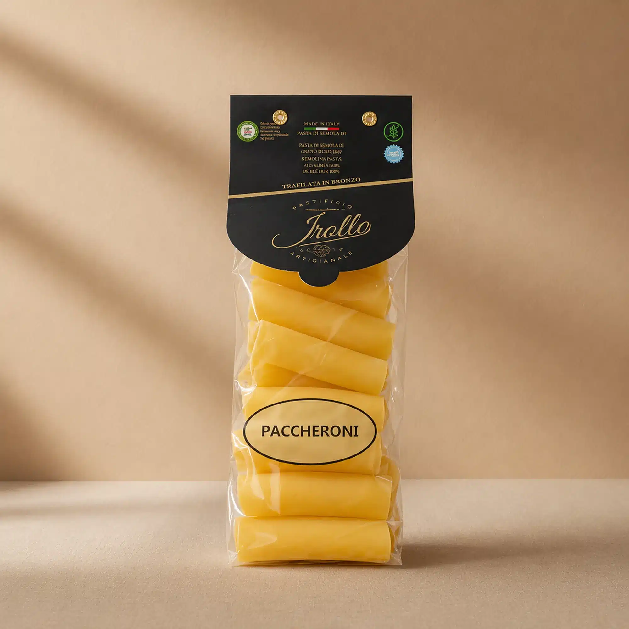 Pasta alimenticia sin gluten. El paccherone es una forma de pasta corta que deriva de un canelón cortado.